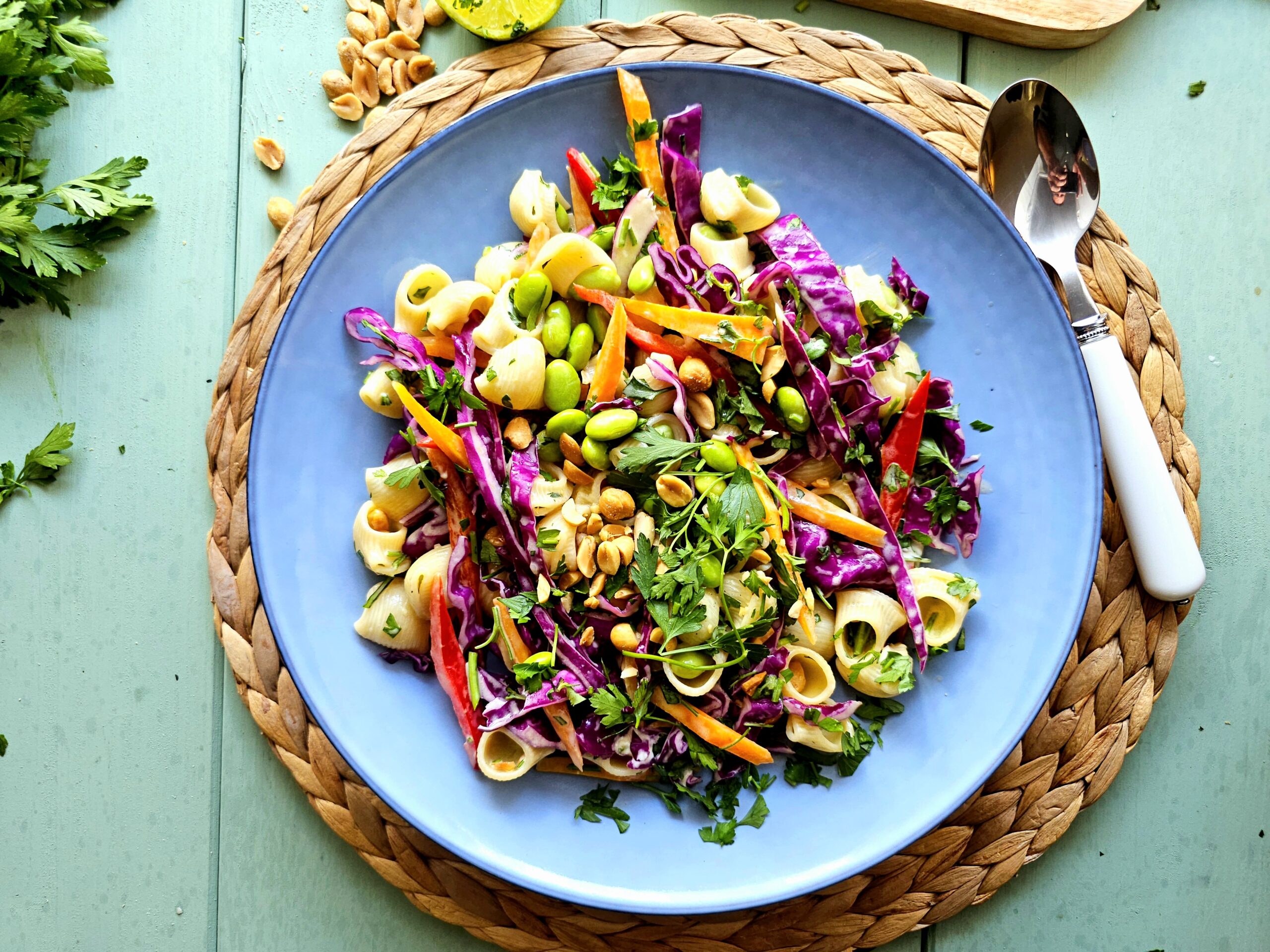 Asiatischer Sommer-Nudelsalat mit Edamame, Erdnüssen & Maracuja-Limetten-Dressing