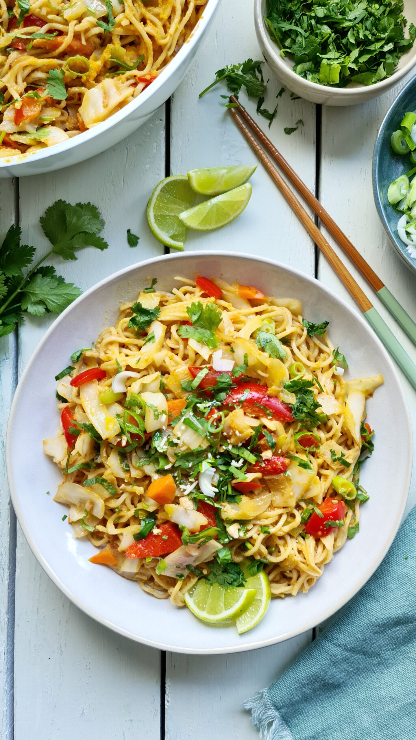 Asia-Mie-Nudel-Bowl mit Weißkohl, Paprika & Möhren-Cashew-Sauce