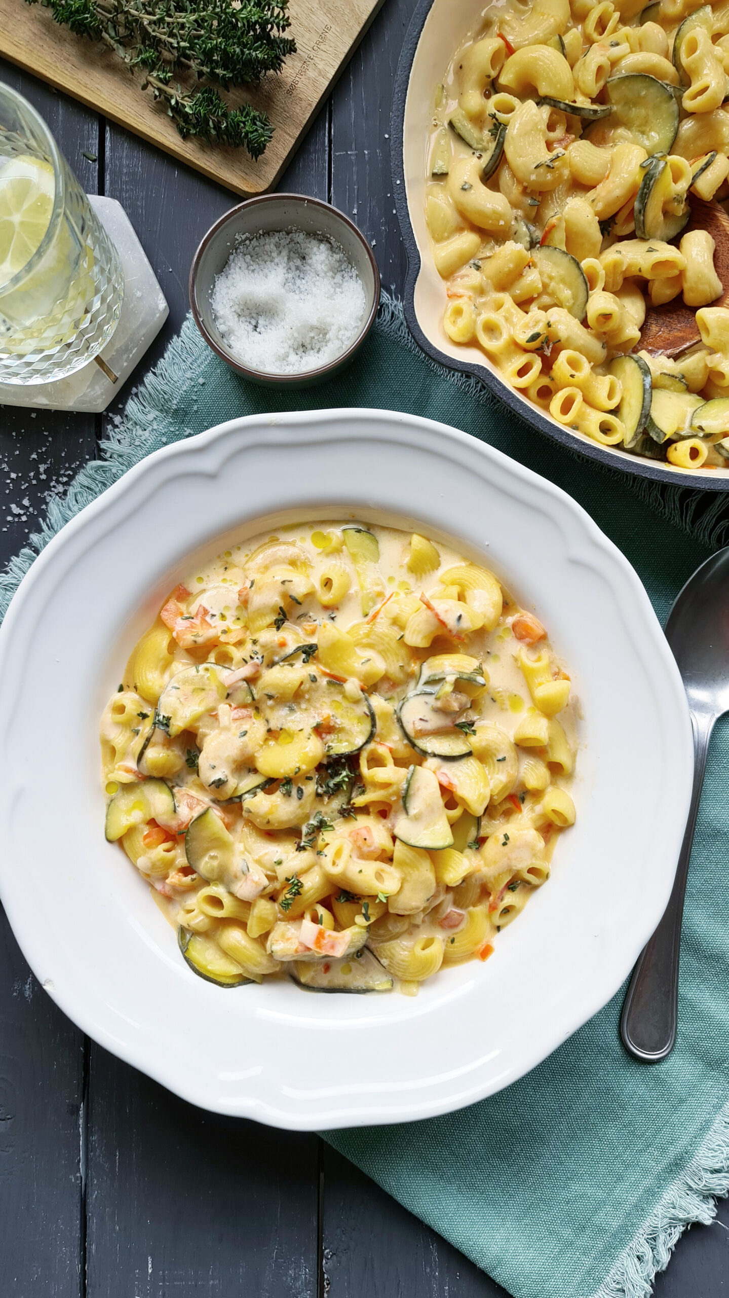 Schnelle One-Pot-Zucchini-Nudelpfannemit Tomaten, Thymian & Honigsenf-Schmelzkäse-Sauce