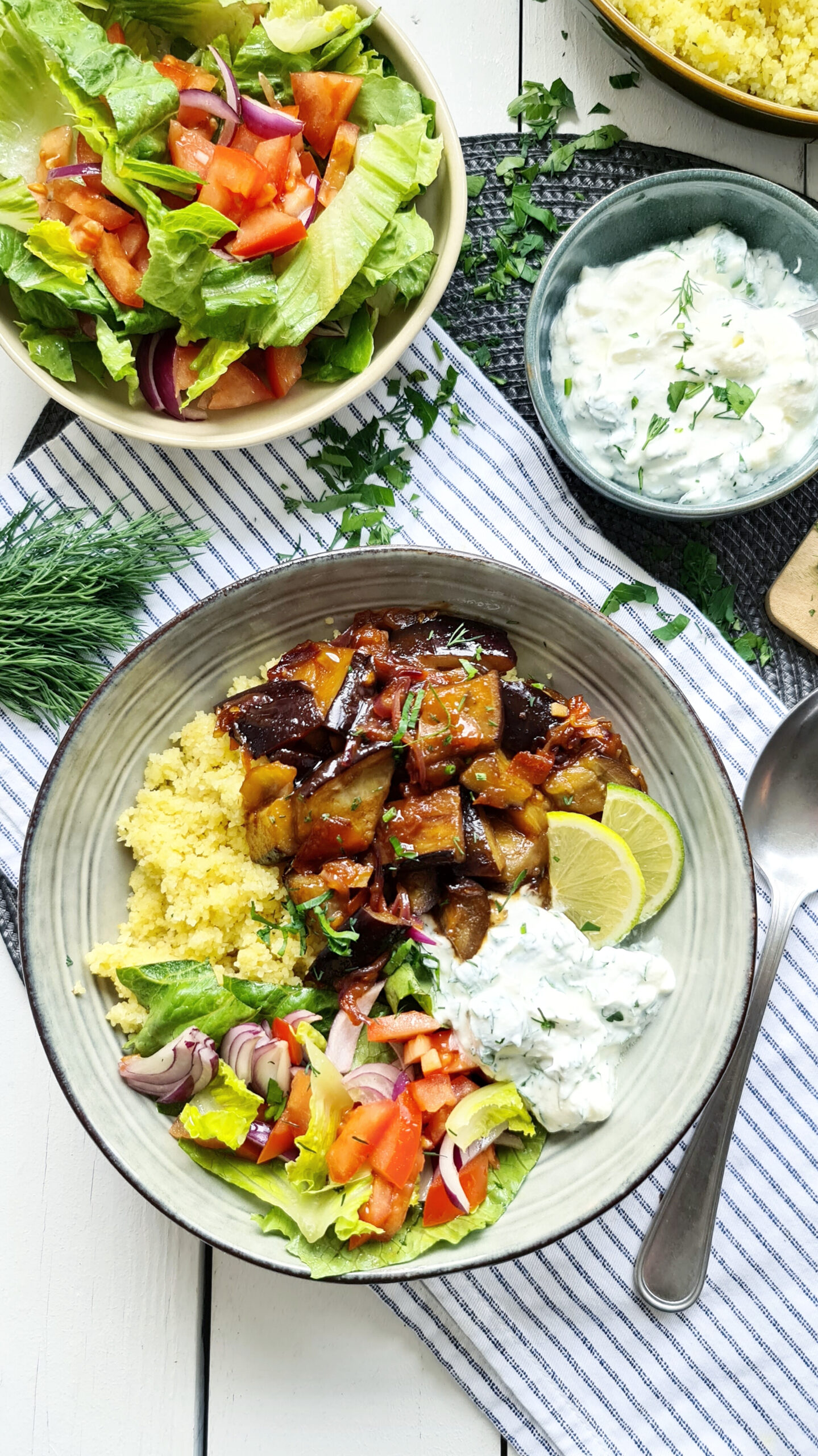 Bulgur-Bowl mit Honig-Hoisin-Auberginen, Tomaten, Romana & Limetten-Kräuterjoghurt