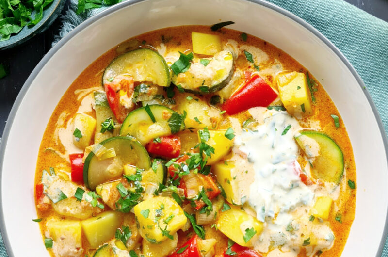 Buntes Gemüse-Kartoffelragout mit Zucchini, Lauch,roter Spitzpaprika, Pesto Rosso & Petersilien-Schmand