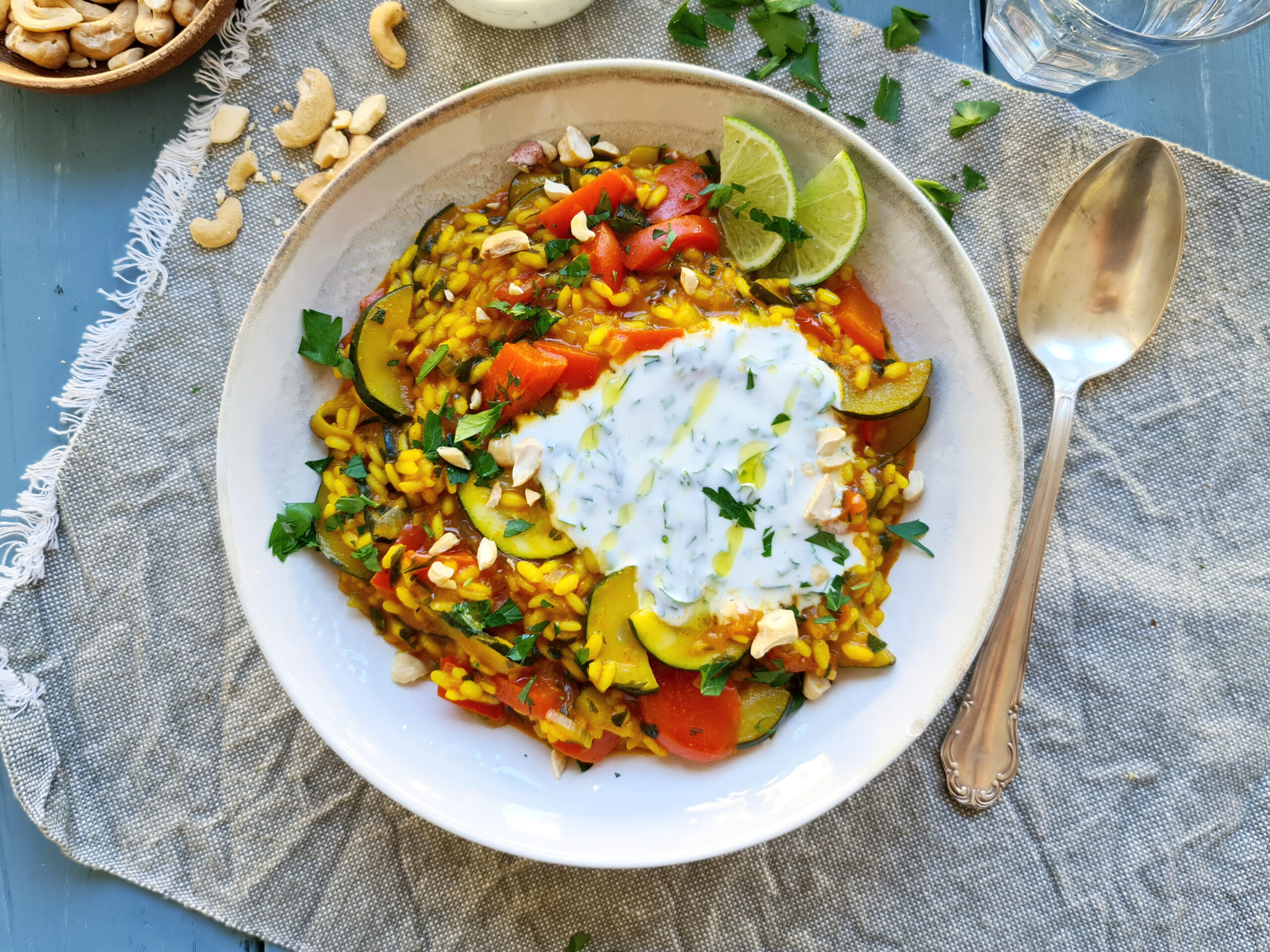 🥘 Bunte Gemüse-Paella-Pfanne mit Zucchini, Paprika, gerösteten Cashewkernen& Petersilien-Limetten-Joghurt