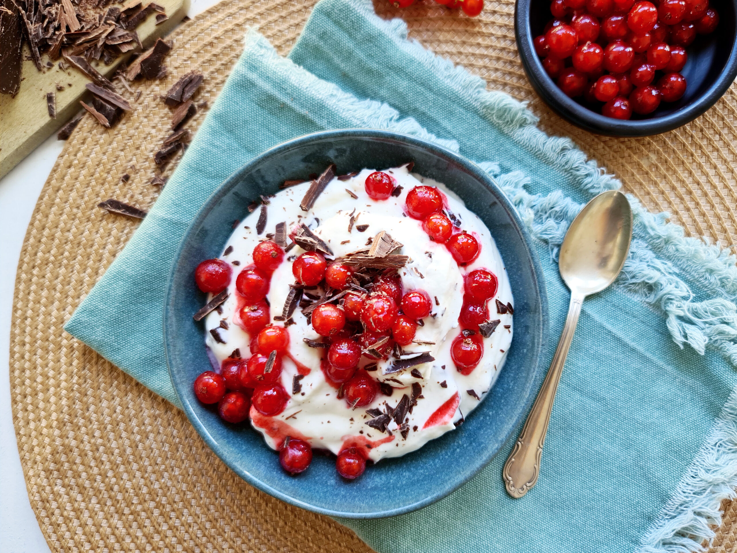 Schnelle Stracciatella-Sahne-Creme mit marinierten Johannisbeeren & Granatapfelsirup
