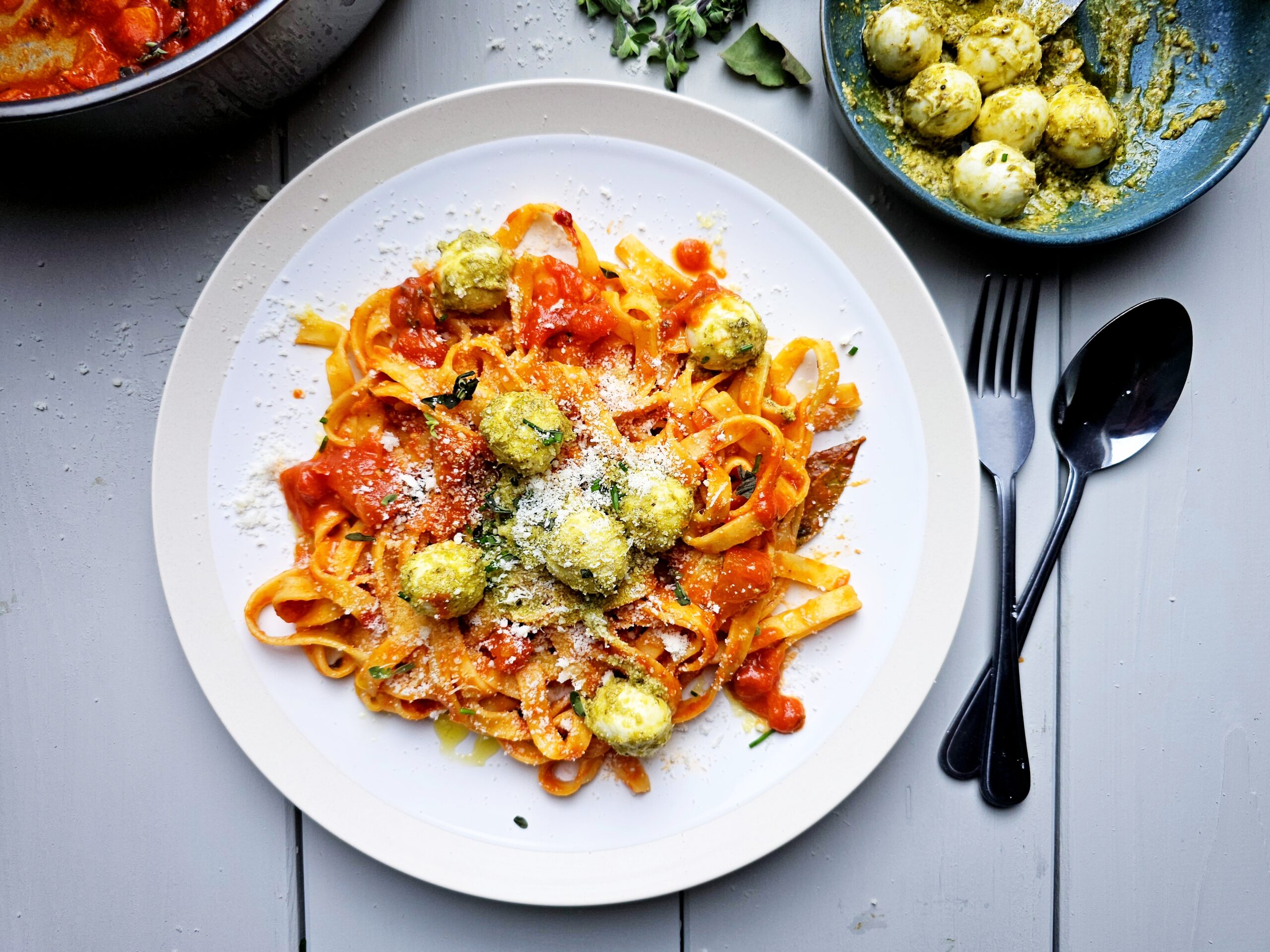 Hausgemachte Tagliatelle mit Balsamico-Honig-Tomaten-Sauce