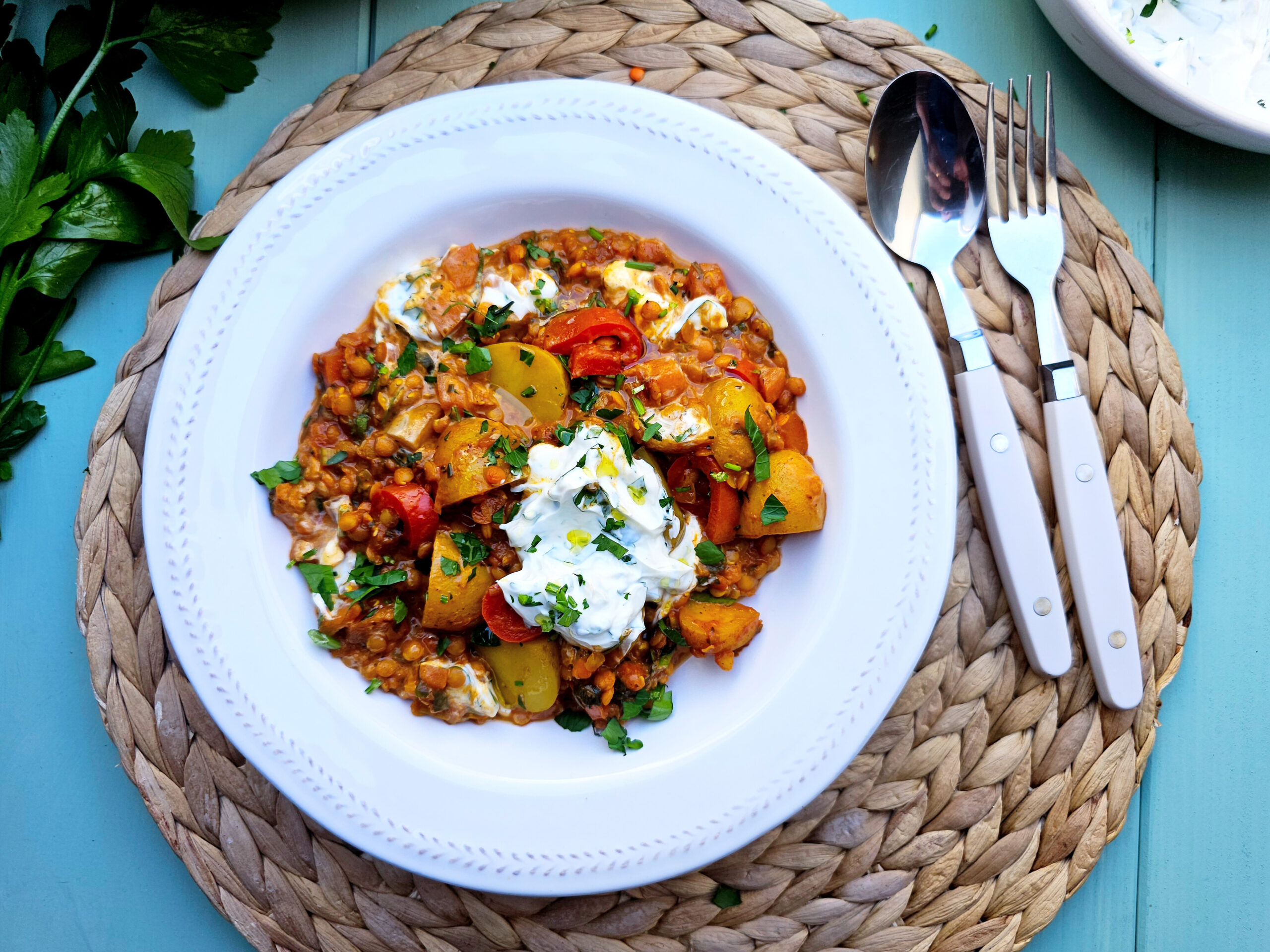 One-Pot-Paprika-Kartoffeltopf mit roten Linsen, Madras-Curry & Kräuterschmand