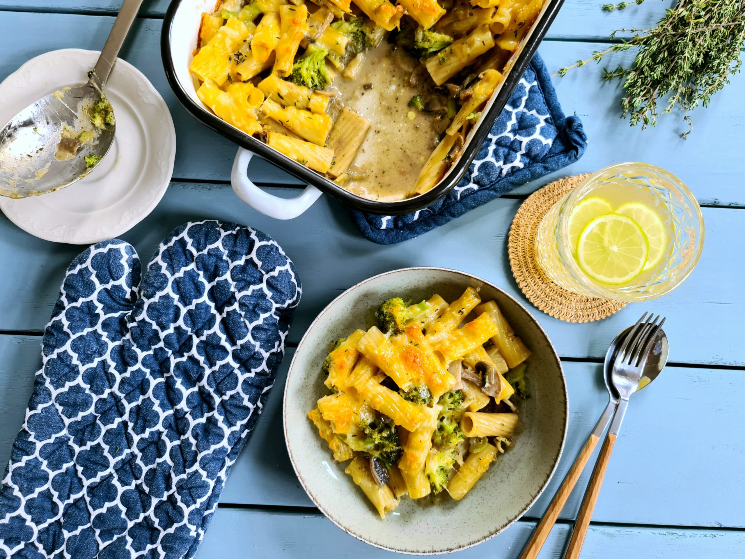 Rigatoni al Forno mit Brokkoli, Mozzarella, Cheddar & Thymian-Steinpilz-Sauce