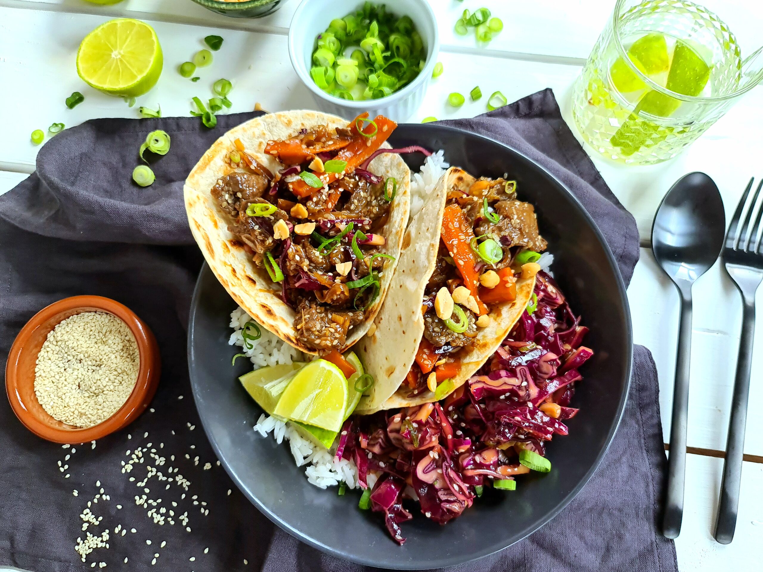 Koreanische Bulgogi-Steakstreifen-Tacos mit Jasminreis & Rotkohl-Mango-Salat