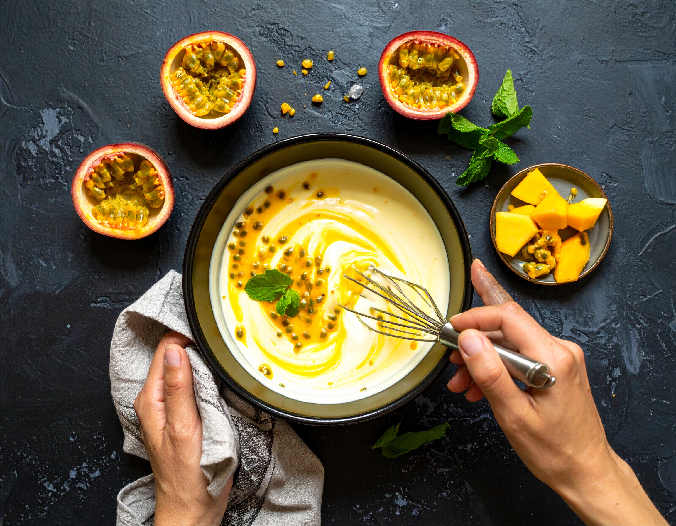 Firefly_Creme vollenden-_Sahne unter die Maracuja-Crème heben. Kalt stellen. . von oben und a 660971