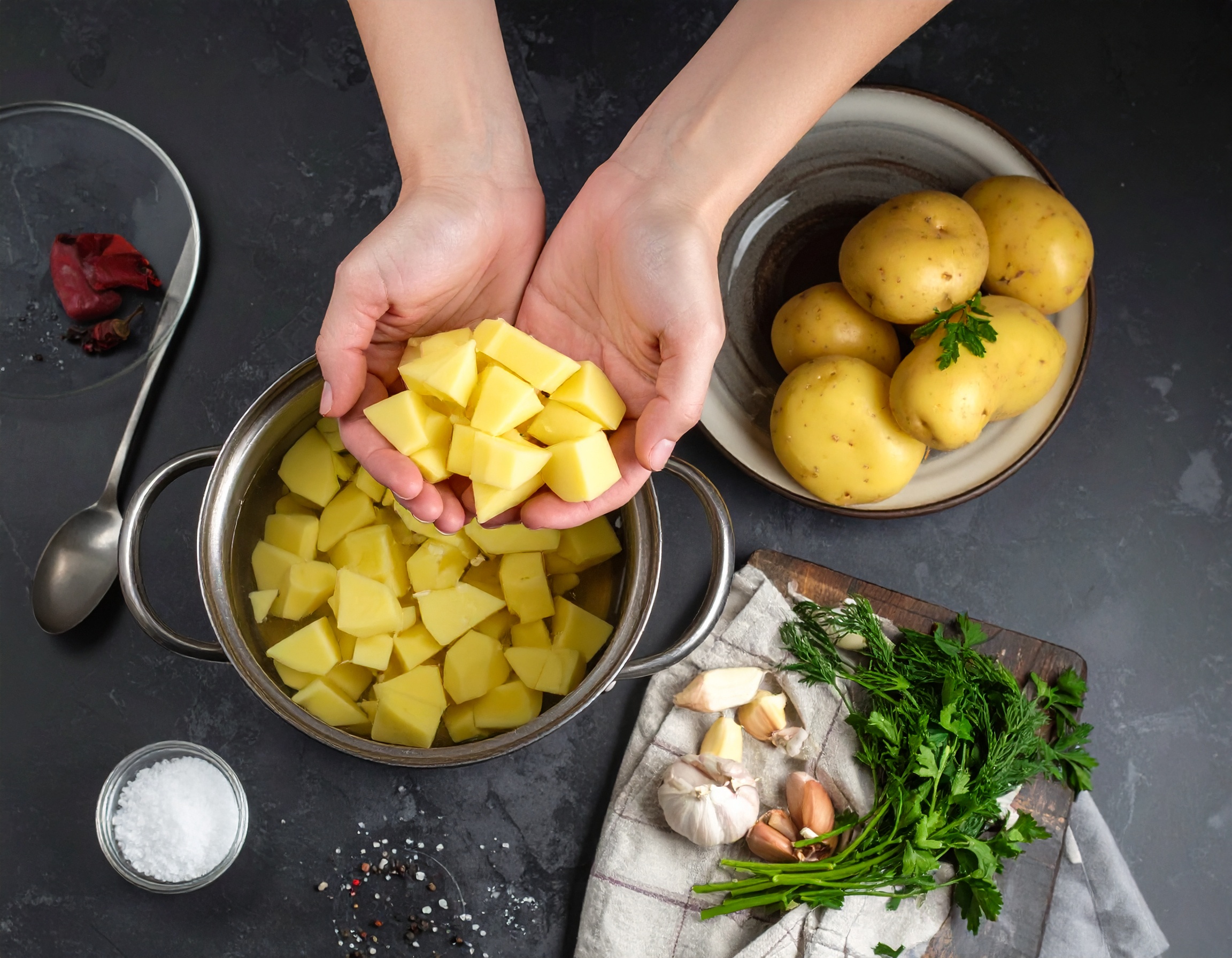 Firefly_Kartoffeln kochen_Kartoffeln schälen, in Würfel schneiden und im Topf mit Salzwasser 378915