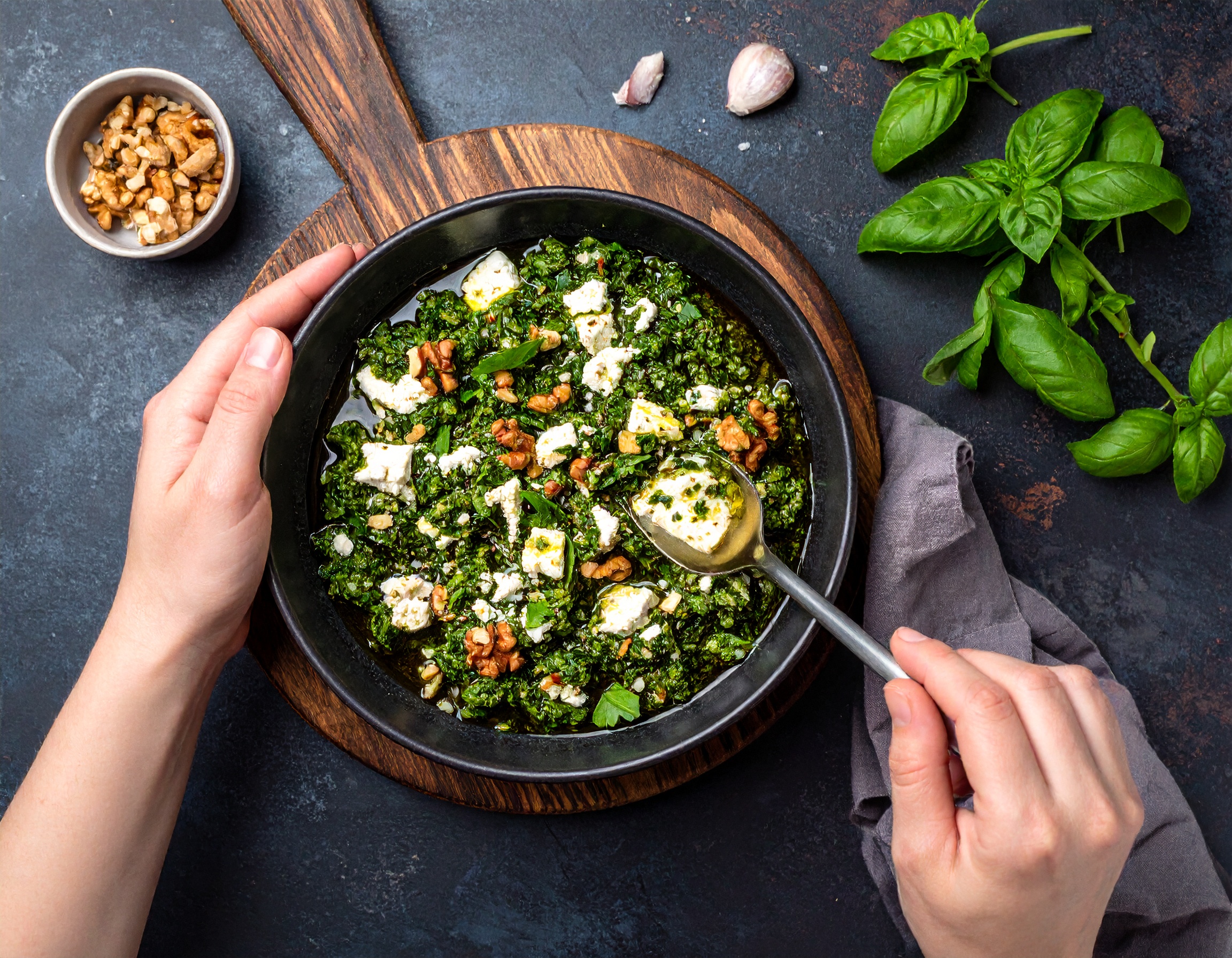 Firefly_Pesto zubereiten_Walnüsse kurz anrösten, mit Basilikum, Petersilie, Olivenöl, Honig & 297353