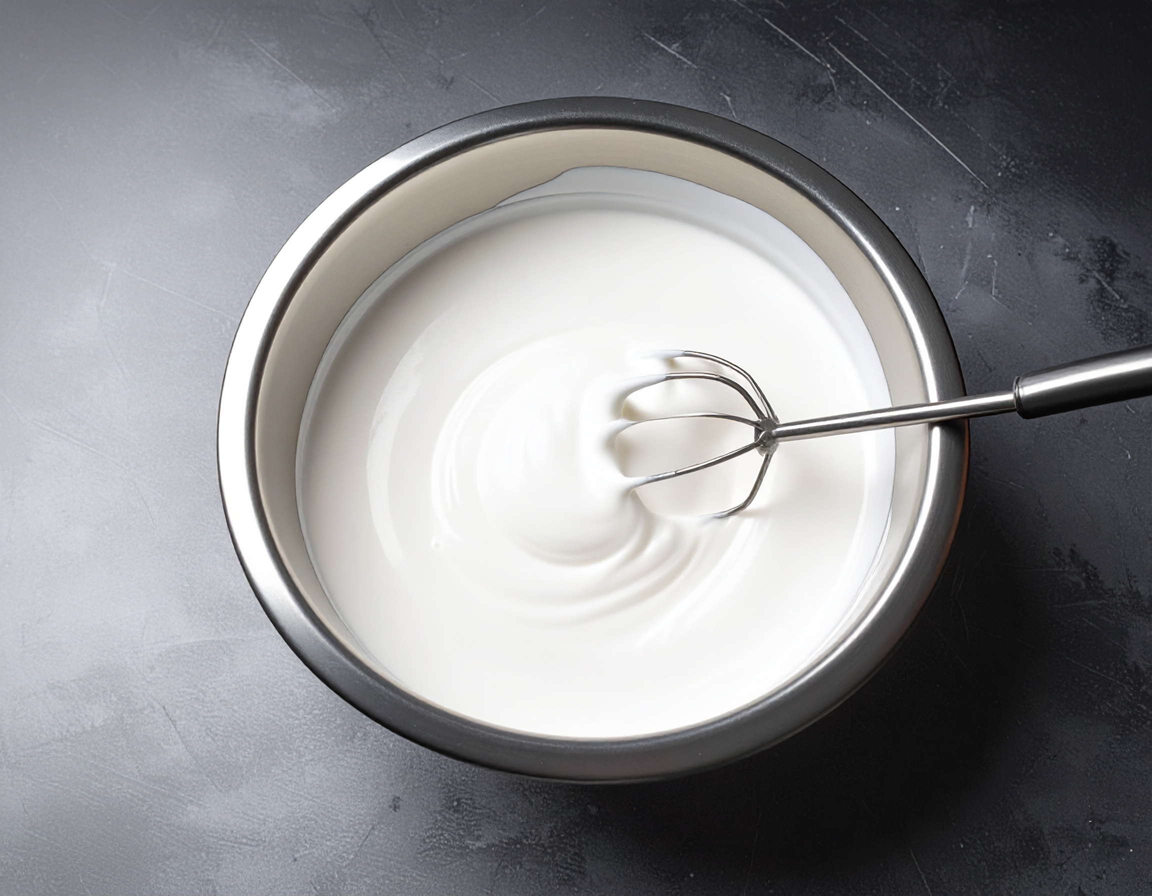 Firefly_Sahne schlagen-_Sahne steif schlagen und kühl stellen. von oben und als hintergrund 616720