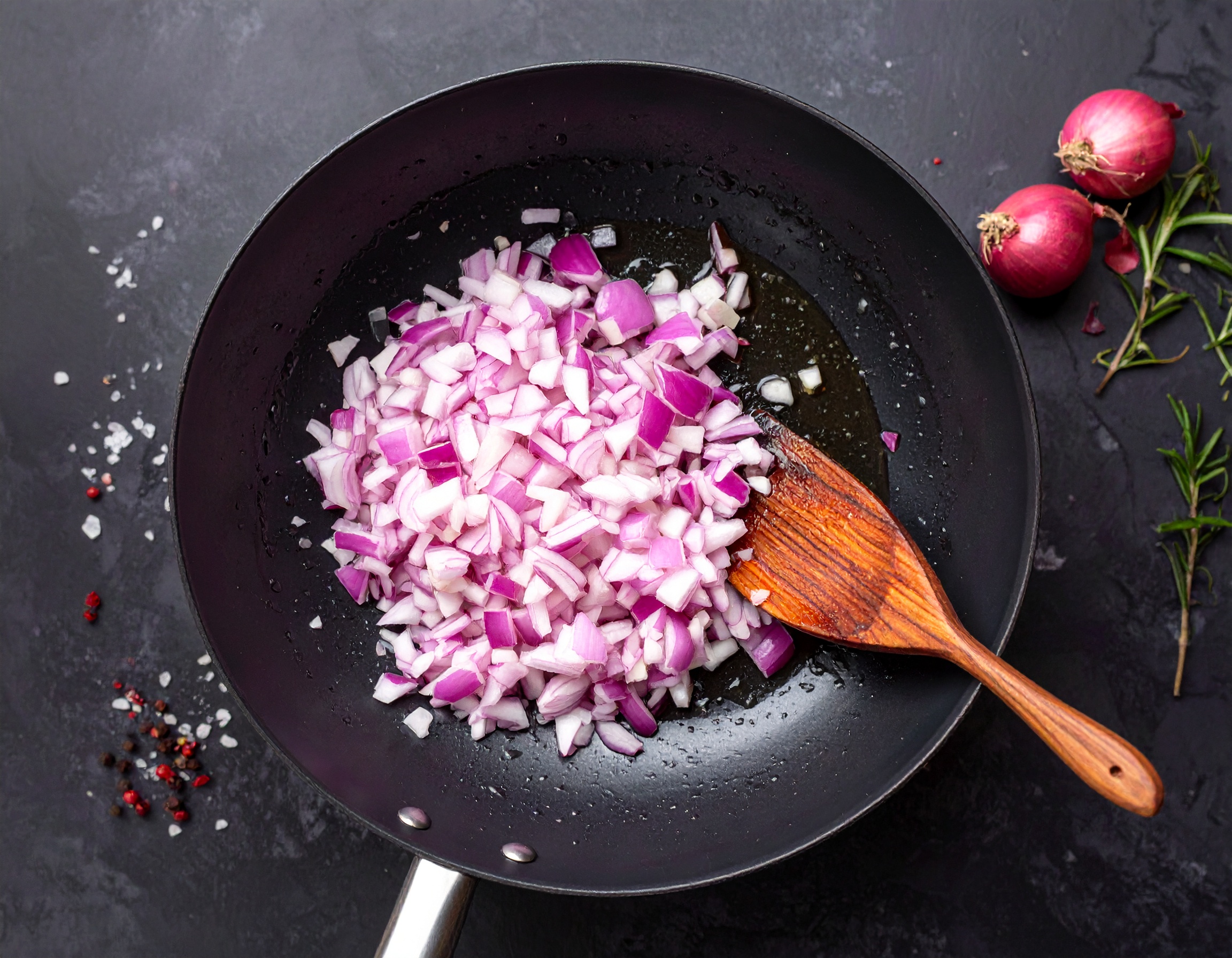 Firefly_Schalotten anschwitzen_Schalotte fein würfeln, in Butter bei mittlerer Hitze glasig a 6919