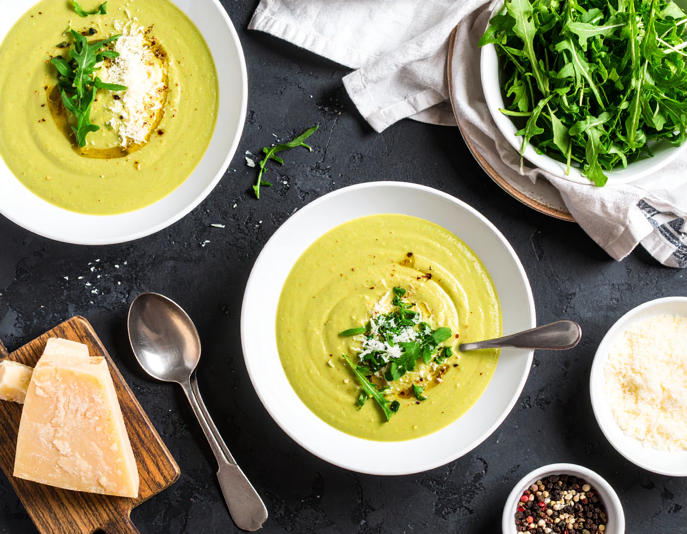 Firefly_von oben und hintergrund ein dunkleres tisch Fein pürieren-_Suppe cremig pürieren, R 952287