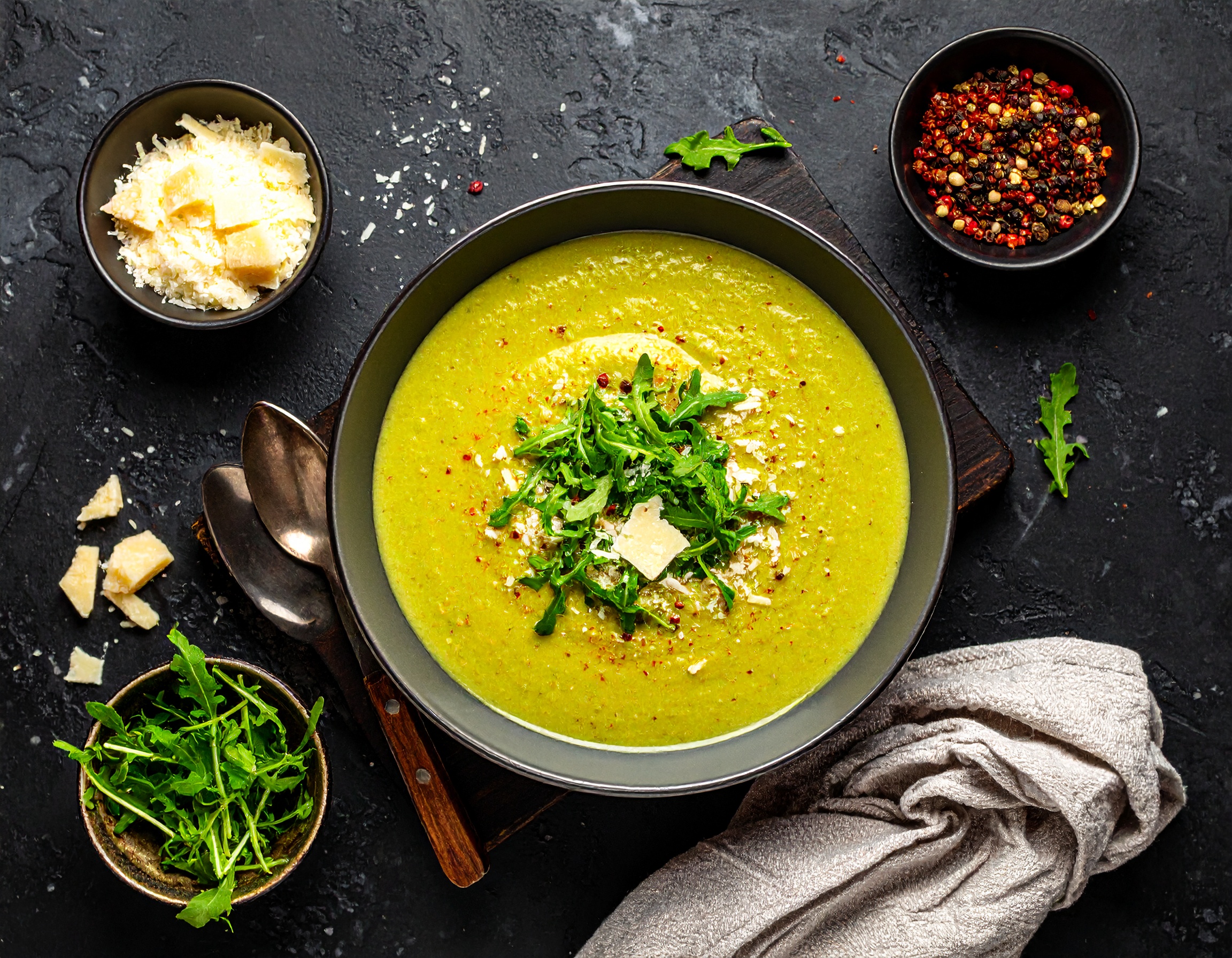 Firefly_von oben und hintergrund ein dunkleres tisch Fein pürieren_Suppe cremig pürieren, Ruc 818968