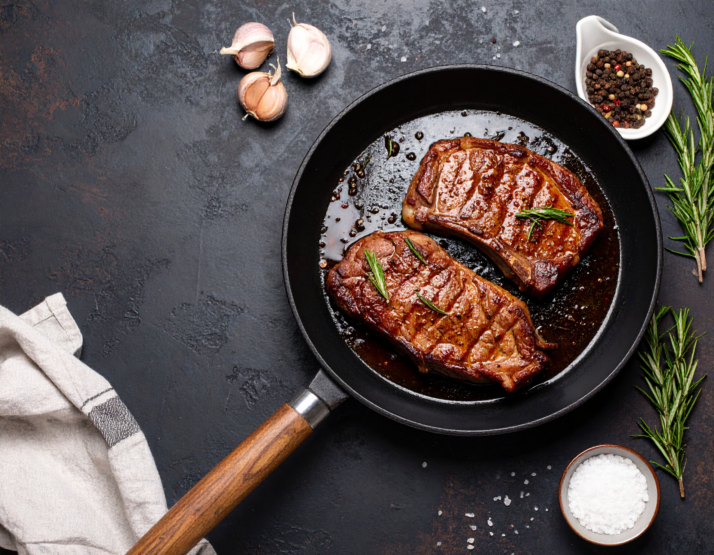 Firefly_von oben und hintergrund ein dunkleres tisch Fleisch braten_Mariniertes Steak mit de 958708