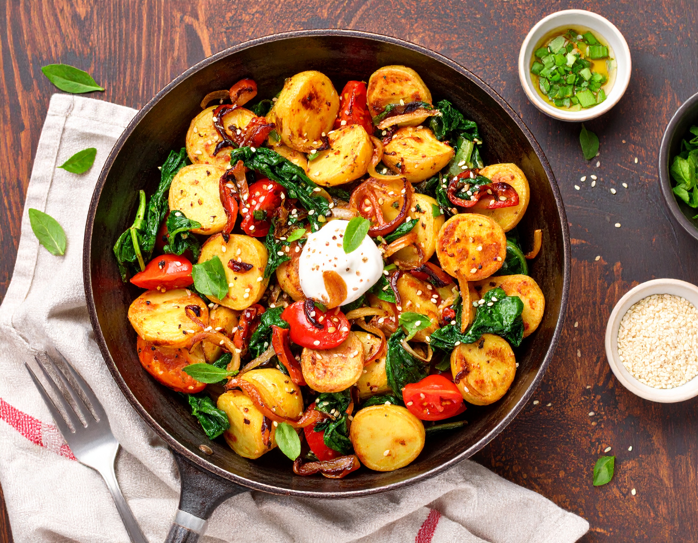 Firefly_von oben und hintergrund ein dunkleres tisch Kartoffelpfanne anbraten_Gekochte Kartof 489645