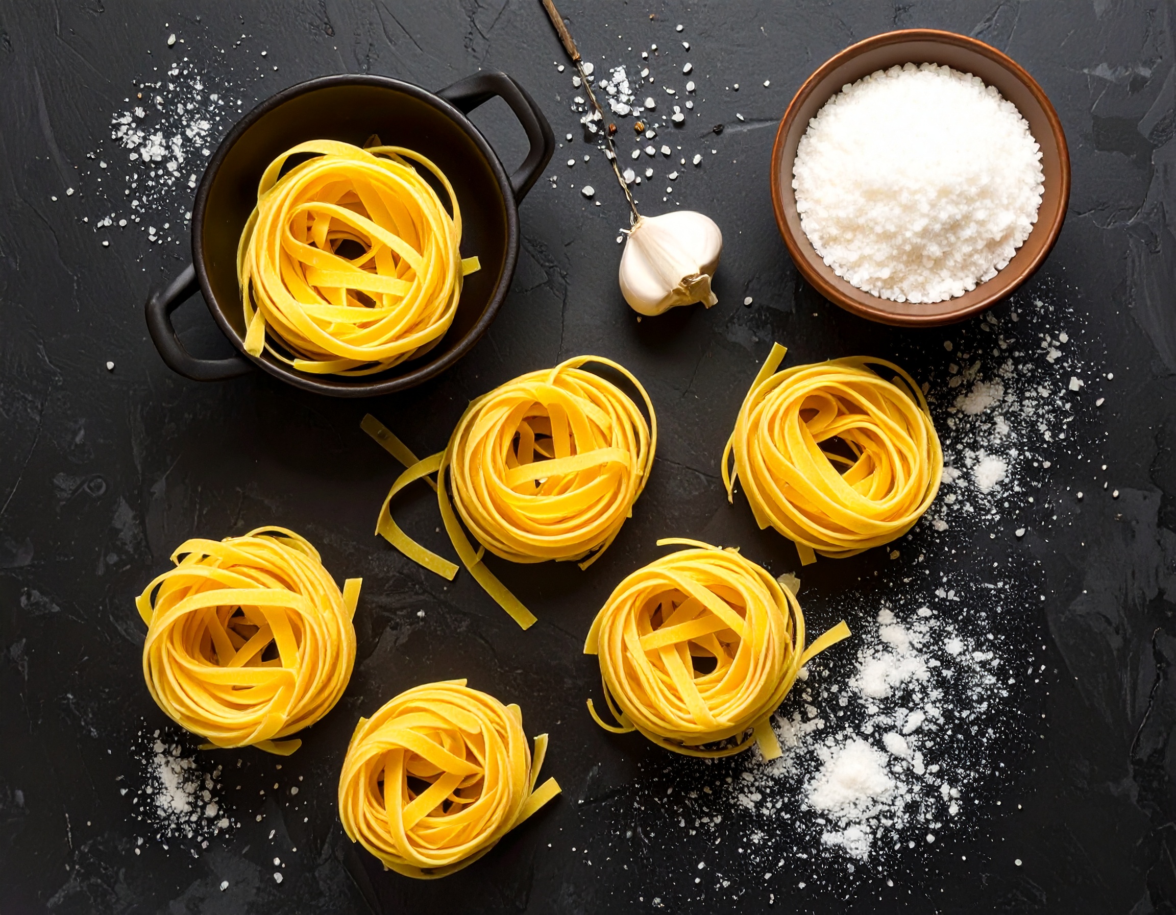 Firefly_von oben und hintergrund ein dunkleres tisch Pasta kochen_1 L Wasser mit grobem Meers 409533