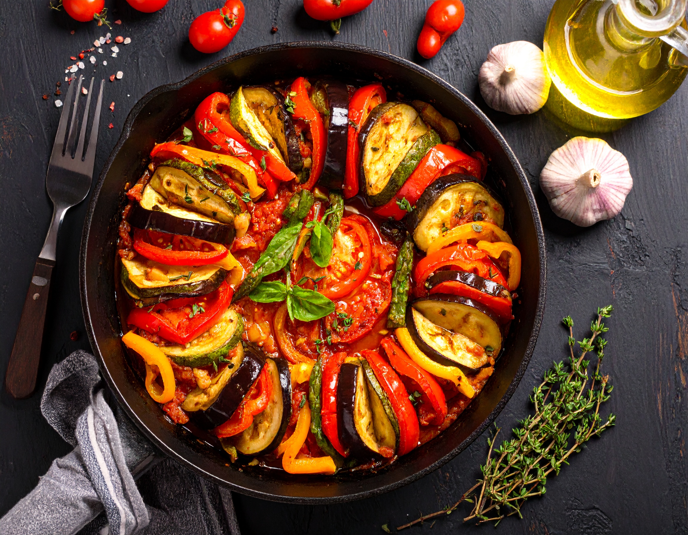 Firefly_von oben und hintergrund ein dunkleres tisch Ratatouille anbraten_Paprika, Zwiebel & 409533