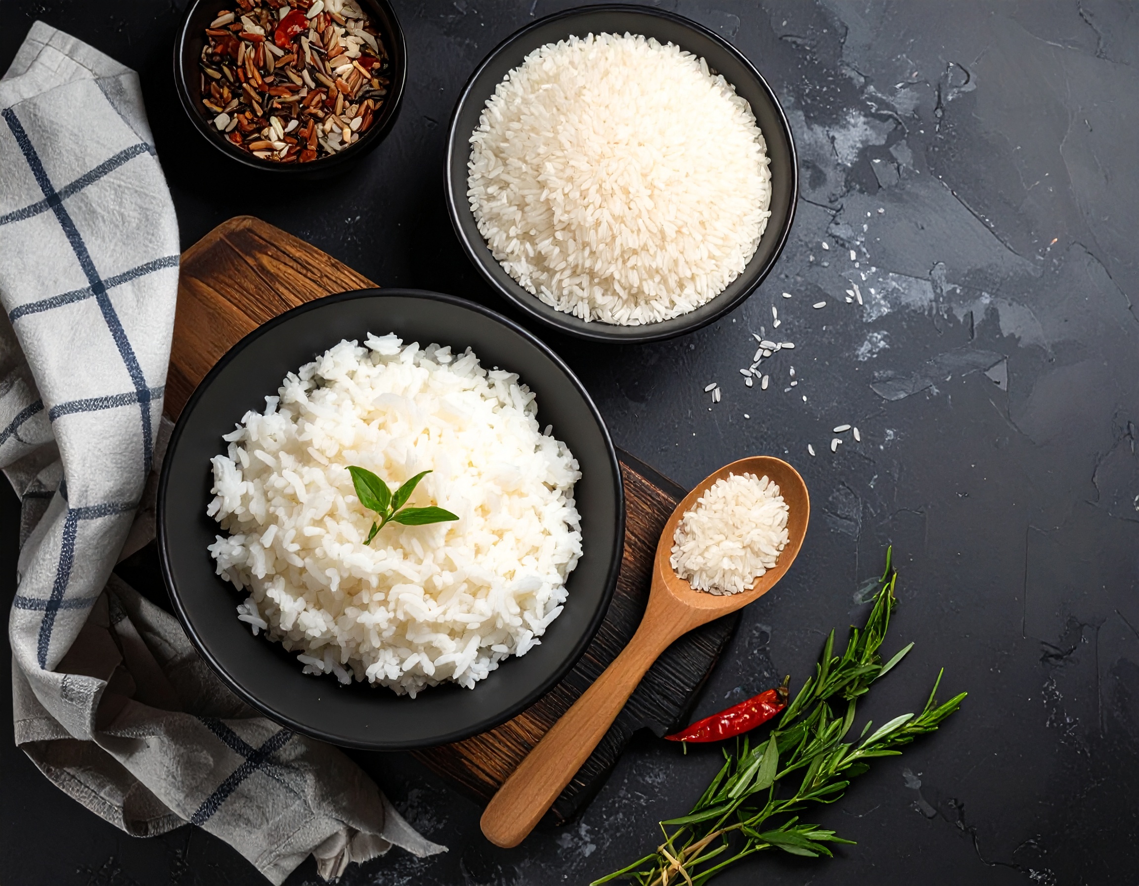 Firefly_von oben und hintergrund ein dunkleres tisch Reis kochen_Jasminreis in Salzwasser ca 177276