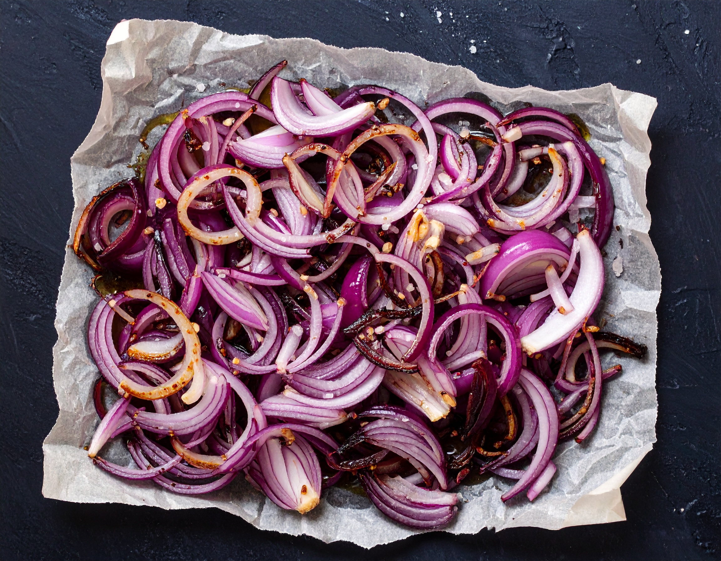 Firefly_von oben und hintergrund ein dunkleres tisch Zwiebeln karamellisieren_Rote Zwiebeln s 69989