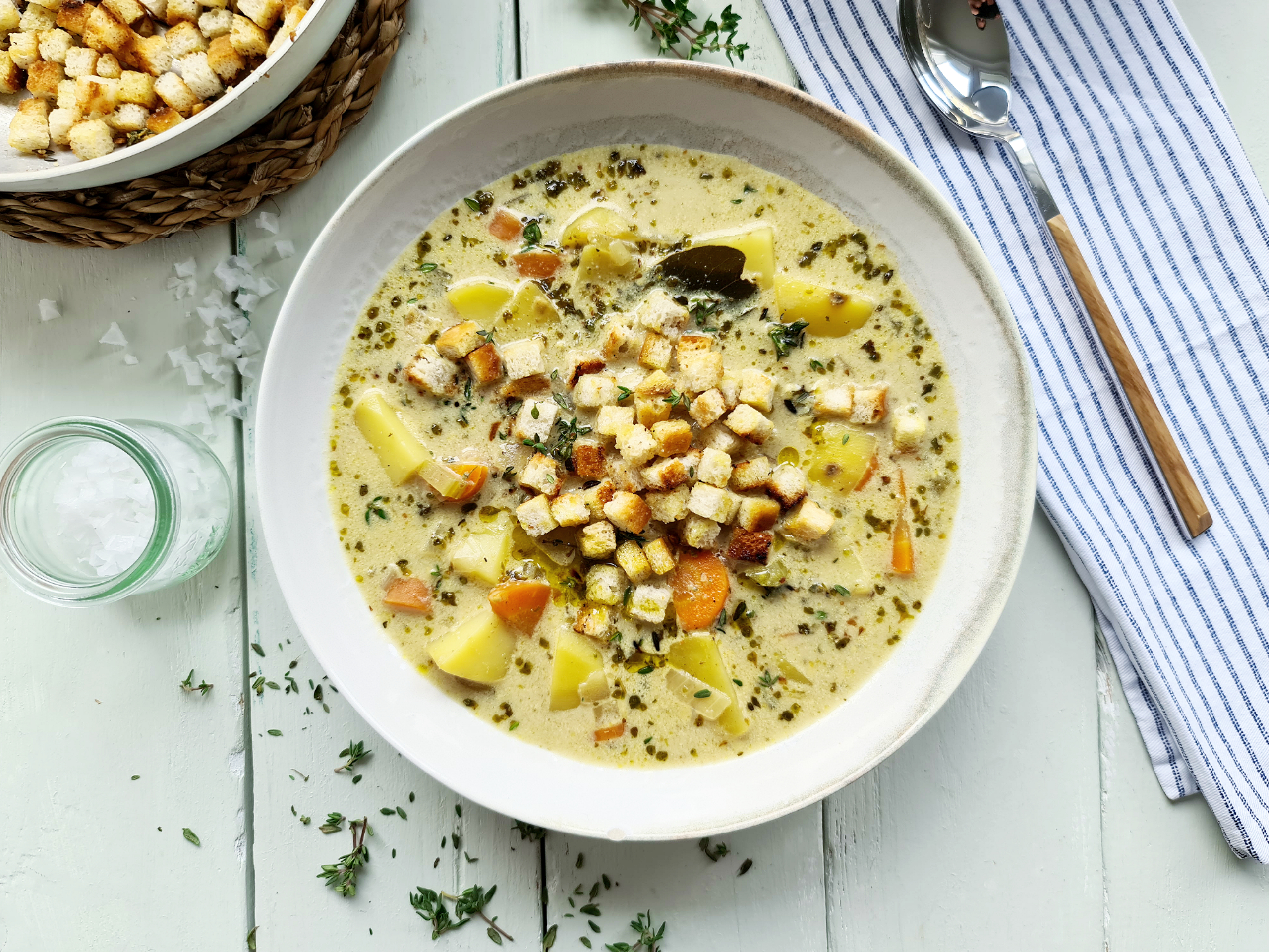 mit Majoran, Lorbeer und knusprigen Thymian-Knoblauch-Croutons