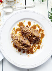 Luftige Schokoladen-Amarettini-Mousse mit Haselnusskrokant und Erdnuss-Karamellsauce