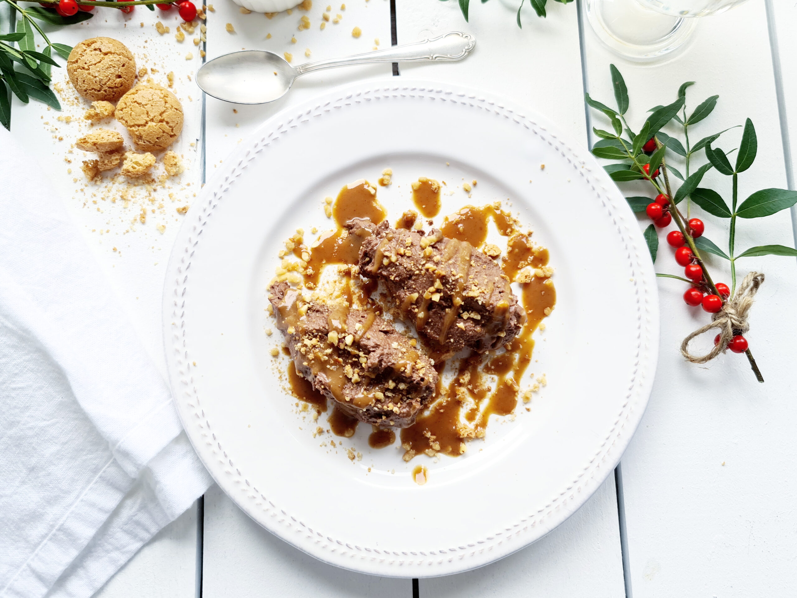 Luftige Schokoladen-Amarettini-Mousse mit Haselnusskrokant und Erdnuss-Karamellsauce