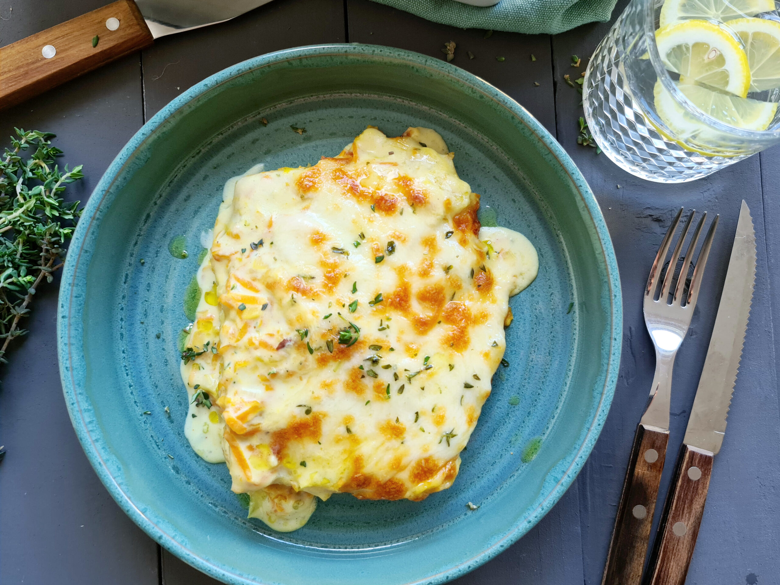 Herzhafte Spitzkohl-Möhren-Lasagne mit Mozzarella, Kräuterfrischkäse & frischem Thymian
