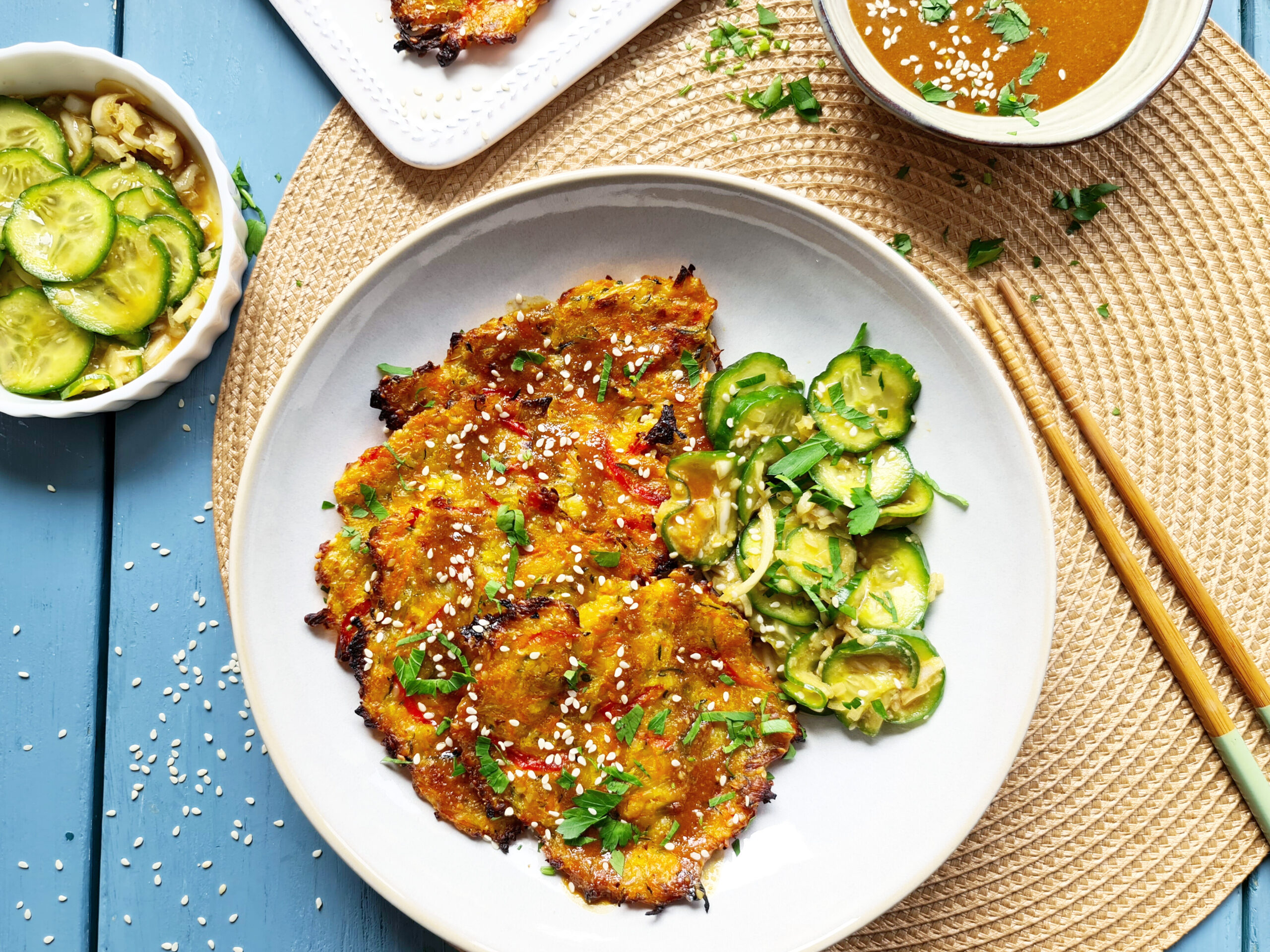 Koreanische Gemüsepfannkuchen mit Gurkensalat & Honig-Sesam-Dressing