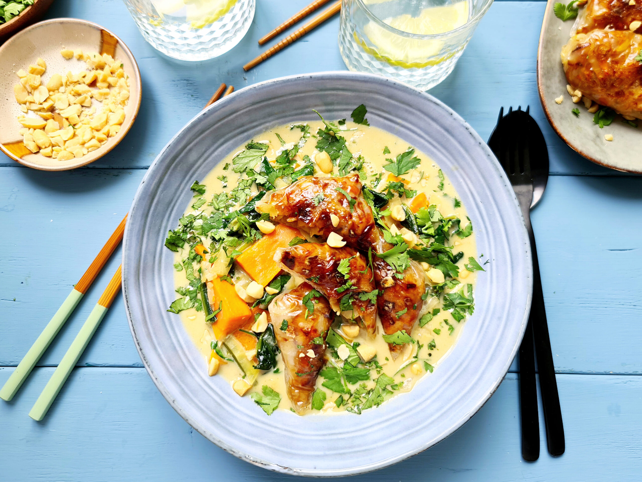 Tom-Kha-Erdnuss-Bowl mit Mangold und knusprigen Sommerrollen