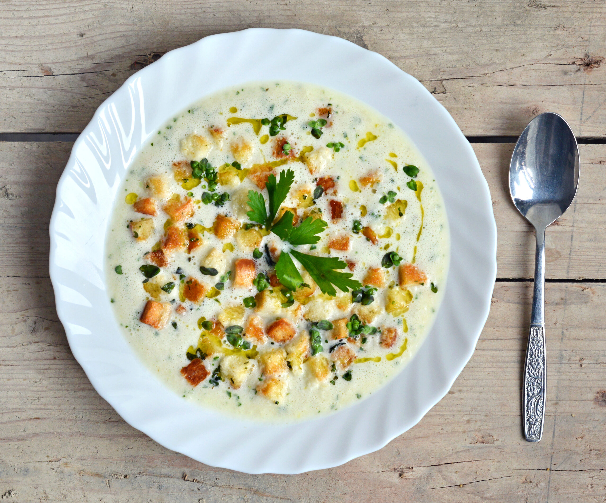 Cremesuppe von der Petersilienwurzel mit Riesling, Wermuth, Trüffelöl & Majoran-Croûtons